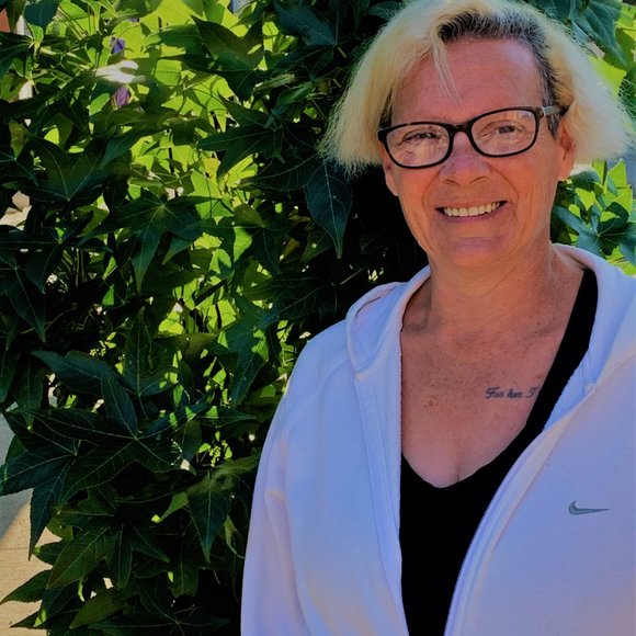 Meet your Posher, Beth - Picture 2 of 4